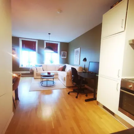 Square Apartment *